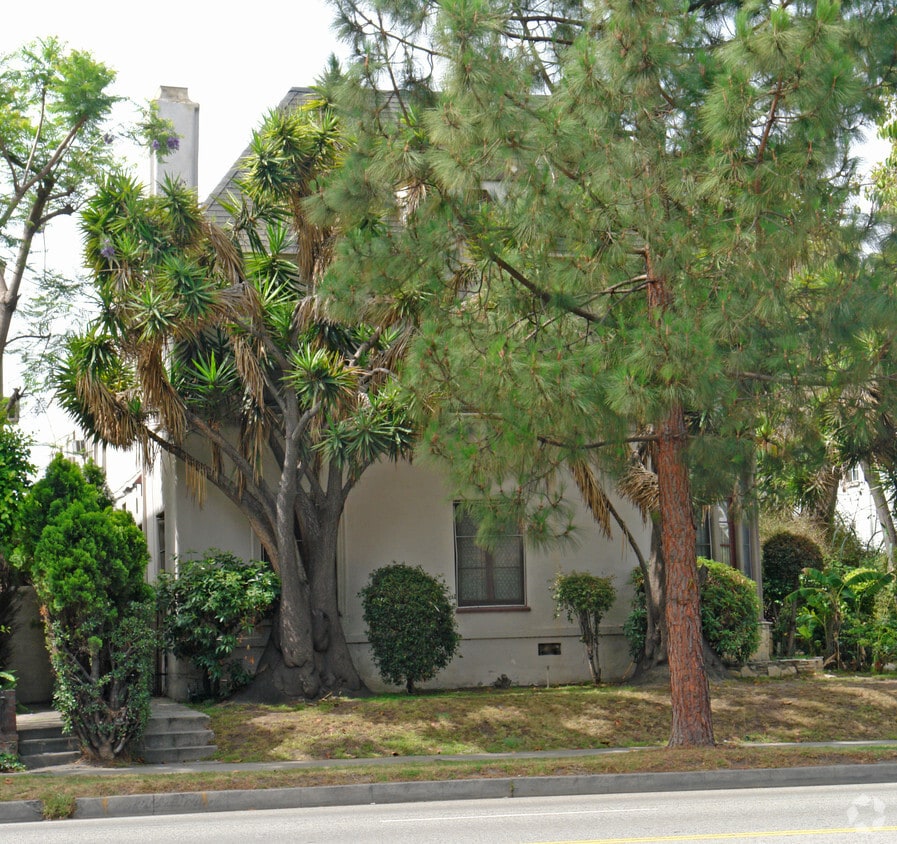 Building Photo - 6618 W Olympic Blvd