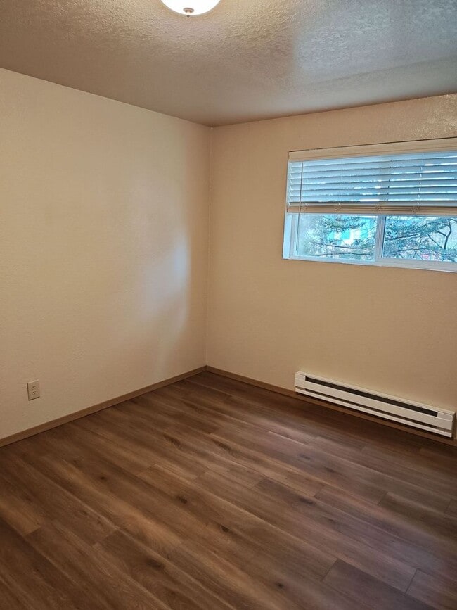 Building Photo - Two bedroom with den! Washer/Dryer in unit!