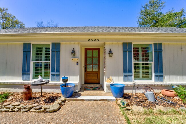 Foto del edificio - 2525 Rosehaven Dr