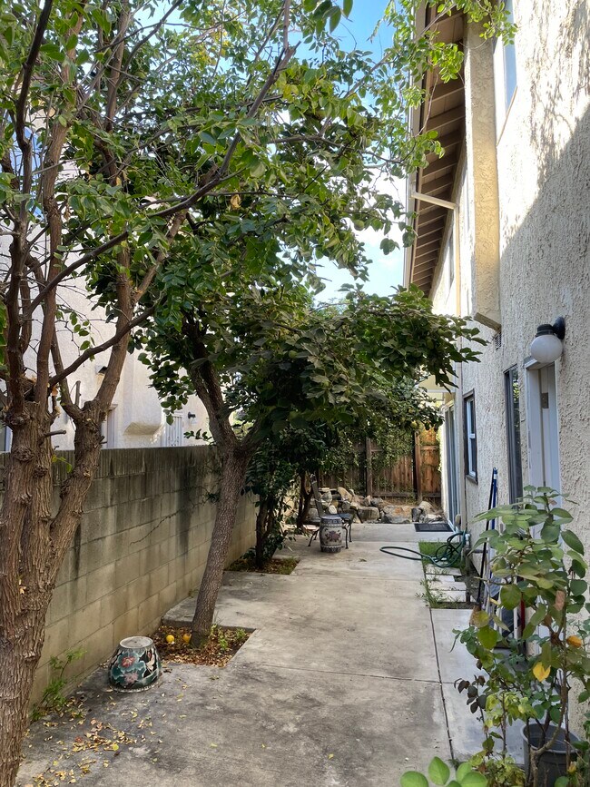 Foto del edificio - 930 W Duarte Rd