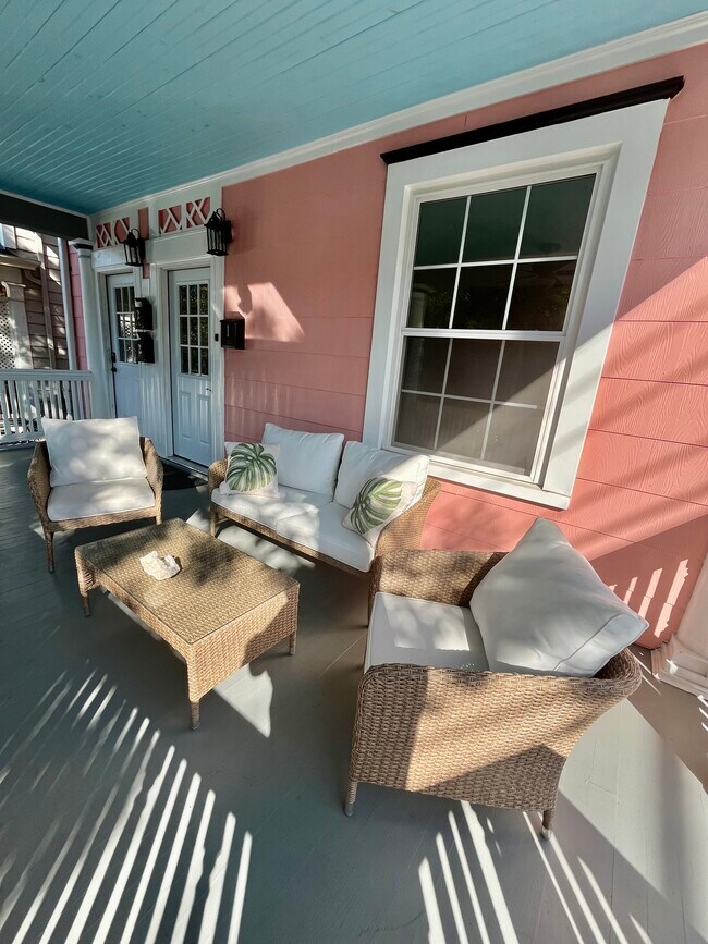 Large, covered veranda-porch. - 531 Straight St