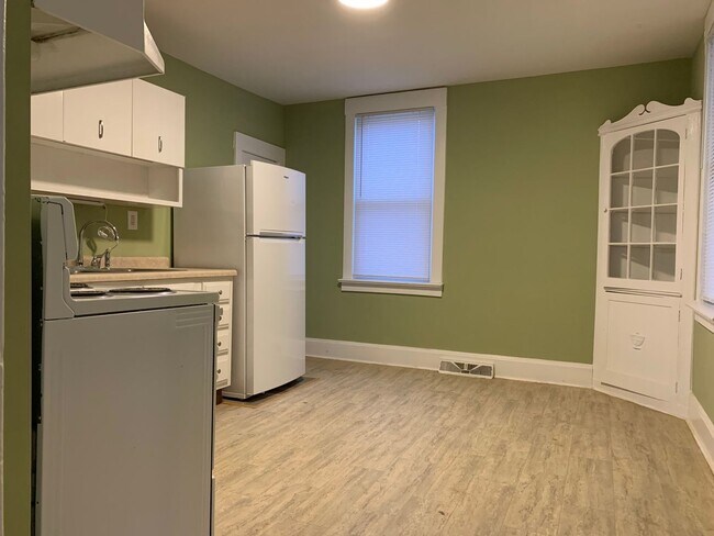 Building Photo - 2 Bedroom House Available Now!
