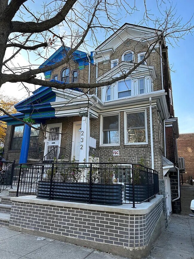 Building Photo - 232 S 46th St