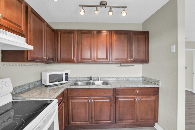 Building Photo - 588 Holly Dr