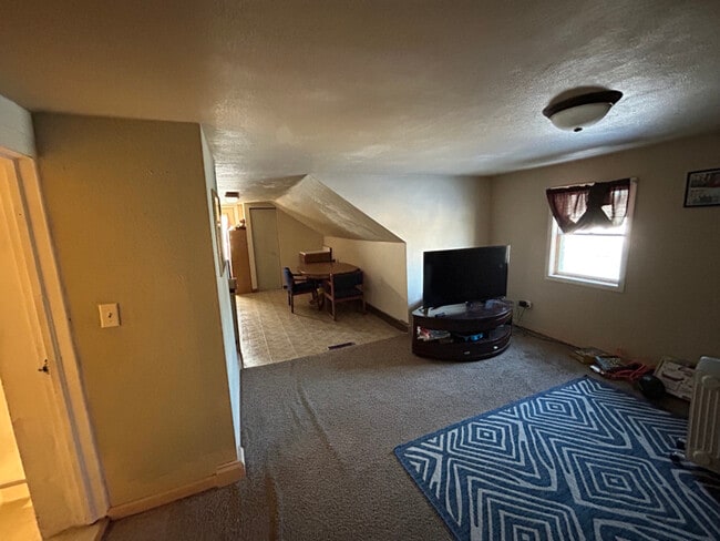 Building Photo - 1897 1/2 E Newberry St