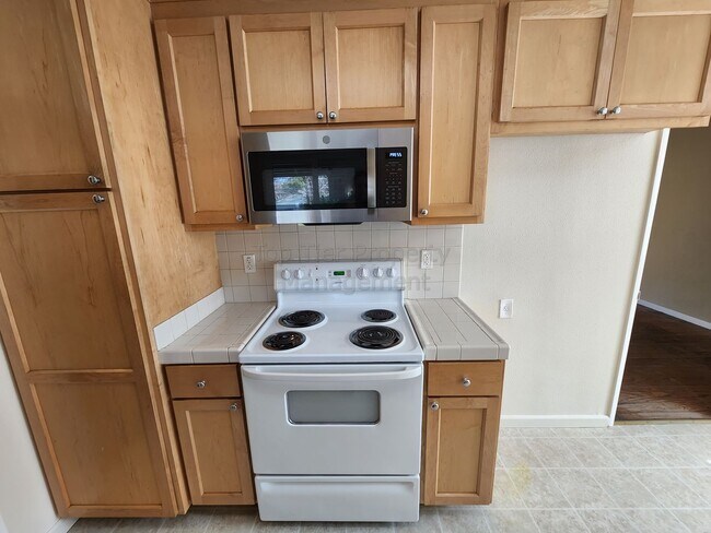 Building Photo - Very nice single-story, Ranch-style 4 Bd/2...