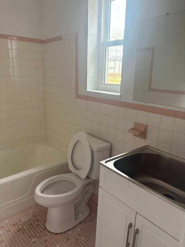 Building Photo - 601 N Main St