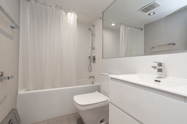 Building Photo - 230 Oak St