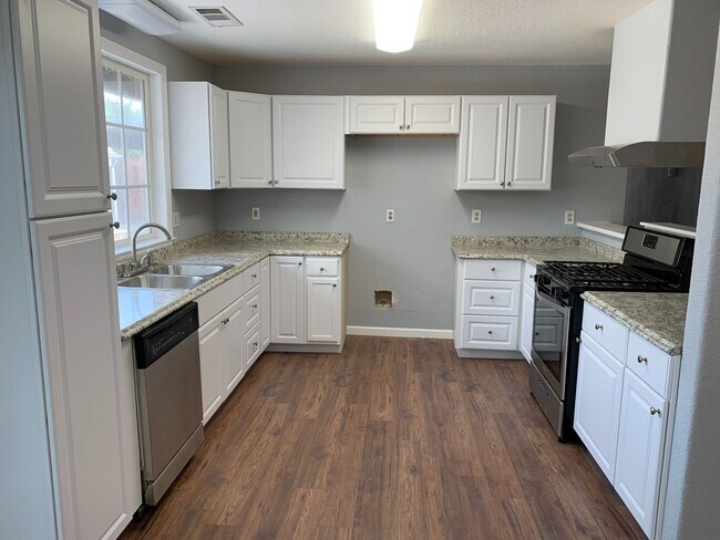 Foto del edificio - Coming soon,North Visalia home available!