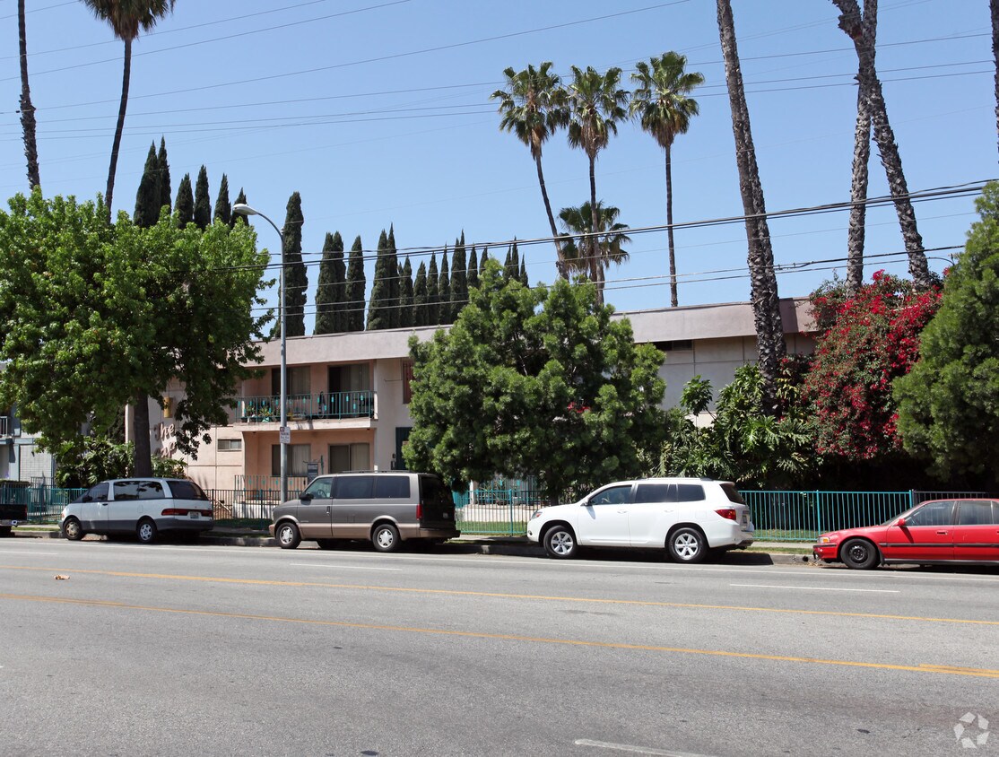 Building Photo - 6737 Woodley Ave