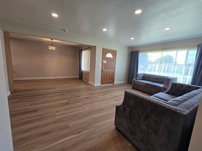 Foto del edificio - Charming Chula Vista Home with Spacious Yard in a Prime Location