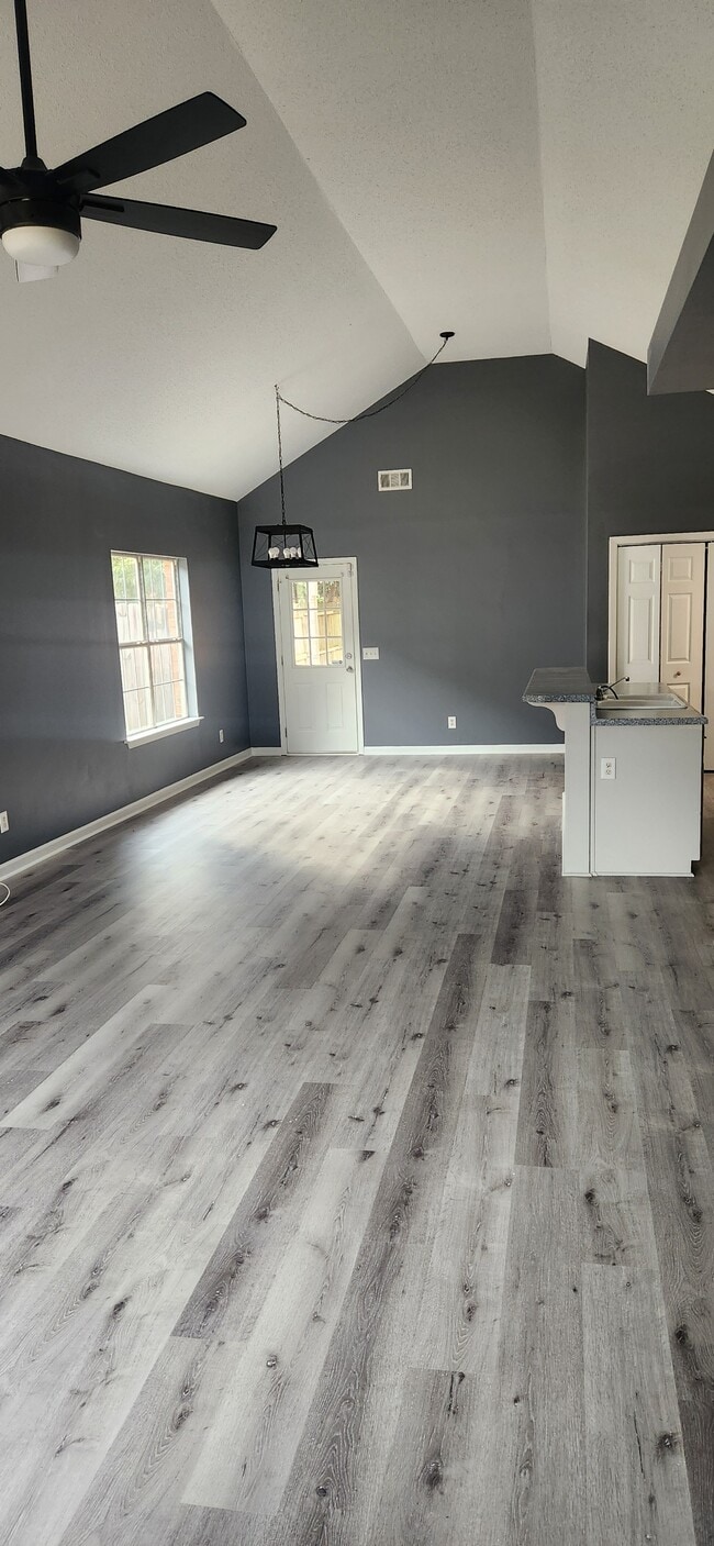 Foto del edificio - 106 Rolling Woods Cir