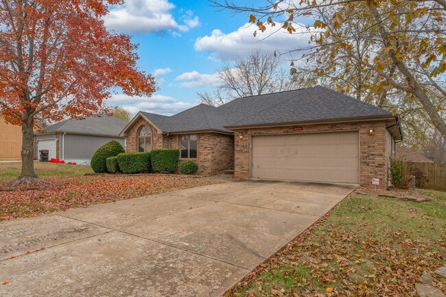 Front - 3668 W El Castile St