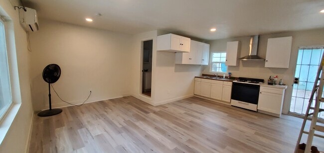Building Photo - 566 E Fernleaf Ave