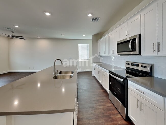 Building Photo - 872 Longwood Gdns St