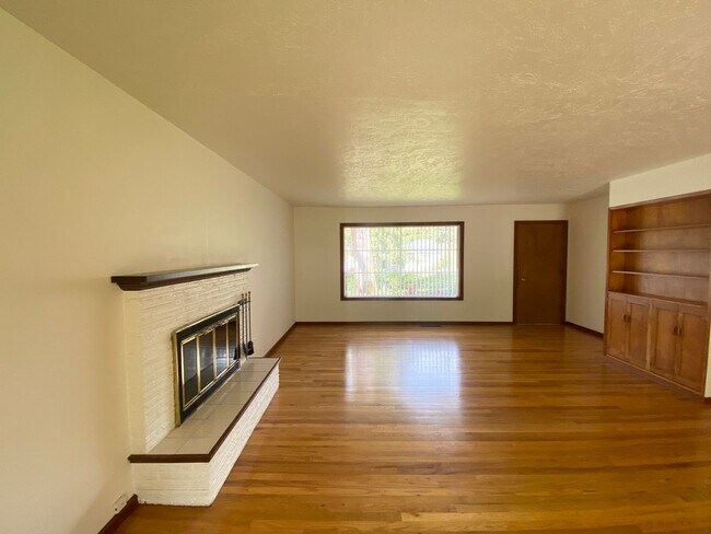 Building Photo - Wonderfully remodeled single level home in...