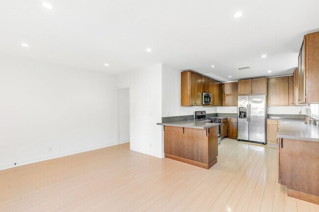 Building Photo - 1135 N Hudson Ave