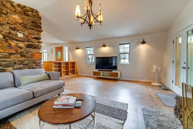 Foto del edificio - 627 Bear Valley Rd