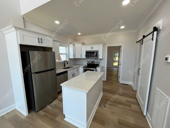 Building Photo - 1904 S Holly St