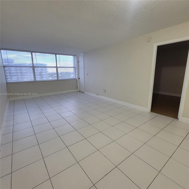 Foto del edificio - 1300 NE Miami Gardens Dr