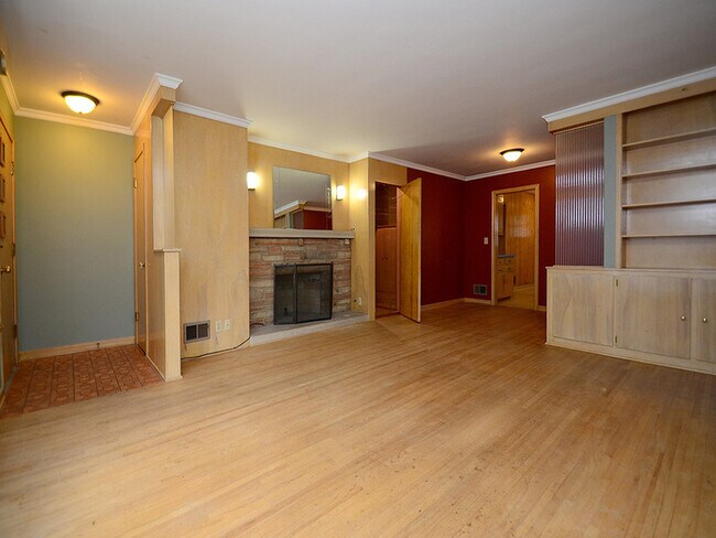 Building Photo - 5154 Pierce St