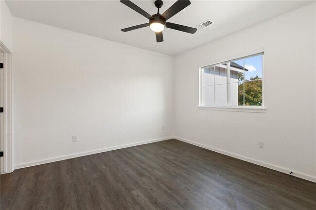 Building Photo - 603 Bissonet Ln