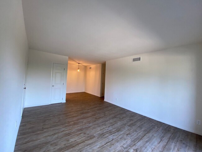Foto del edificio - Rancho Cucamonga Two Bedroom Condo