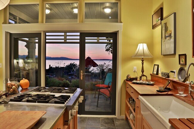 Foto del edificio - Stunning Water Front Home-Available On A S...