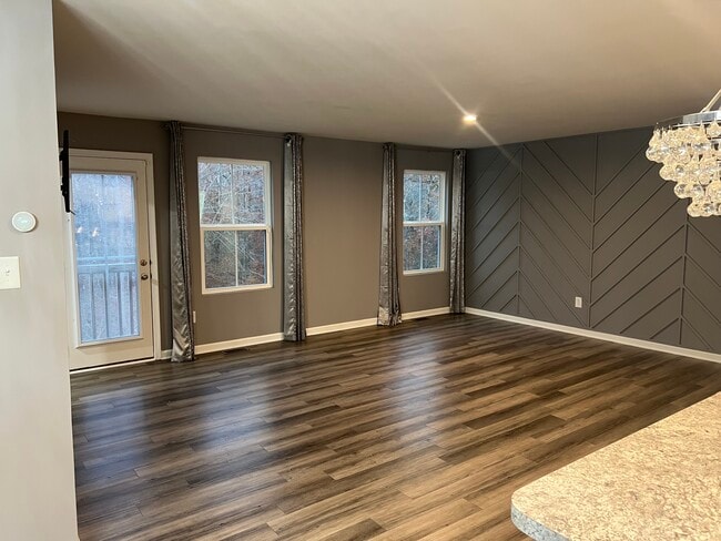 Foto del edificio - 208 Normandy Cres