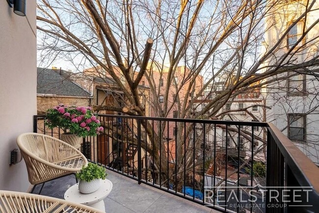 Building Photo - Bright 2BR with Functional Layout & Everyday Convenience