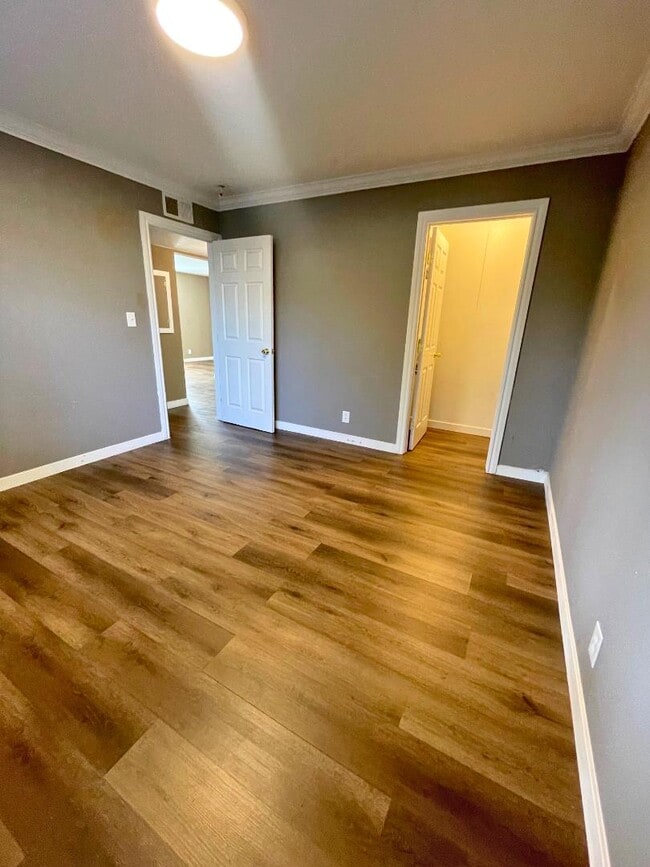 Building Photo - 2421 Country Club Blvd