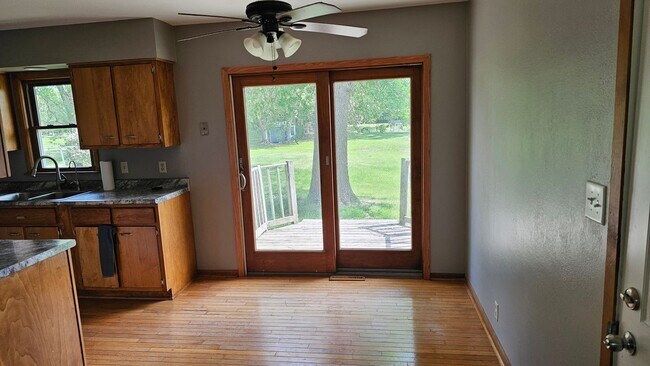 Foto del edificio - For Rent 5 Bed, 2 Bath, 2 stall garage,  single family home