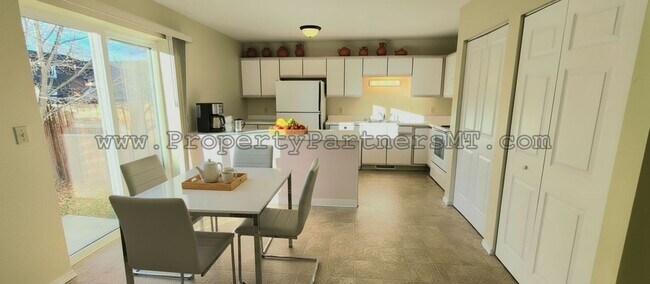 Building Photo - 305 Prairie Ave