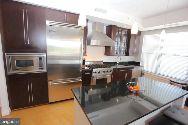 Foto del edificio - 7710 Woodmont Ave
