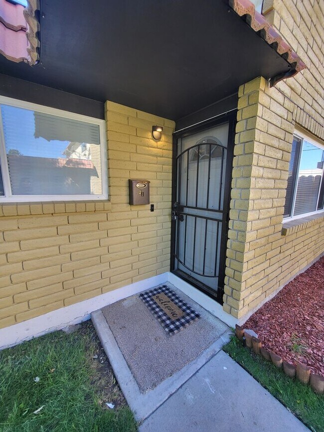 Building Photo - Gorgeous & Modern - 3410 Woodside Dr. Cars...