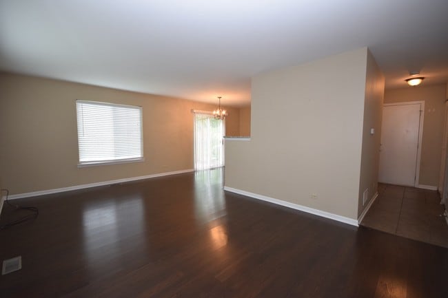 Building Photo - 733 Fieldcrest Dr