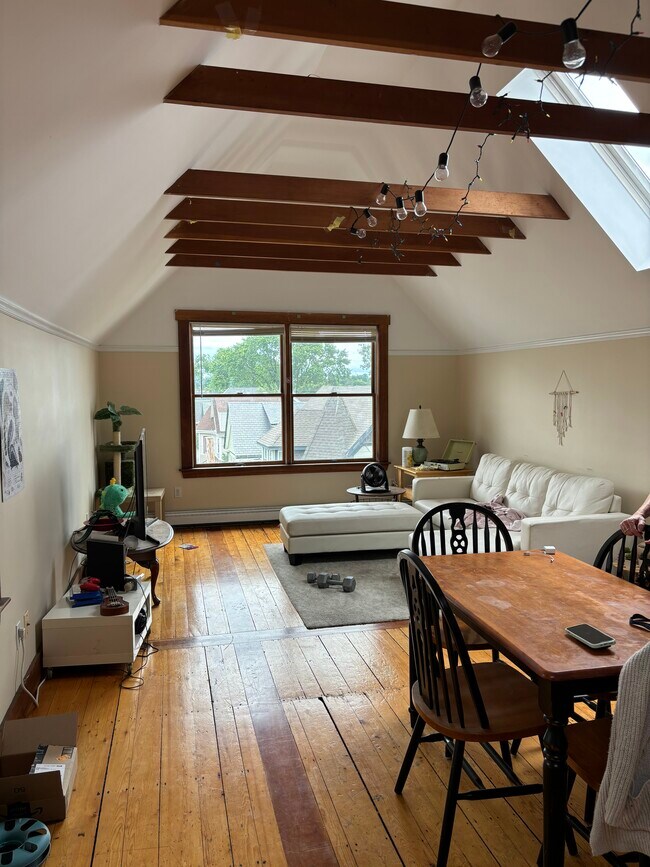 Building Photo - 14 Hartland St