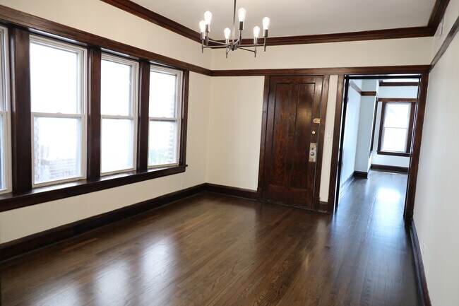 Building Photo - 1508 N Hamlin Ave
