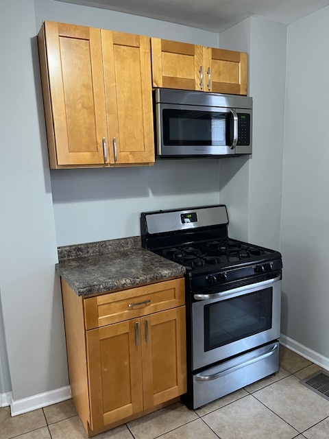 Kitchen w/stainless appliances - 121 Washington Ave