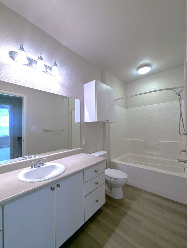 Foto del edificio - Spacious, bright 1x1 768 square feet! New flooring throughout, full size washer/dryer & balconette!