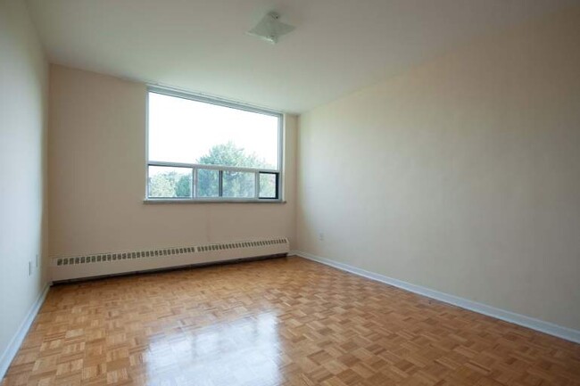 Photo du bâtiment - 1 bedroom in the heart of Port Credit-Miss...