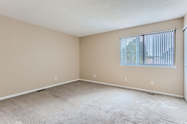 Building Photo - 5 bedroom Home in Cherry Creek School Dist...