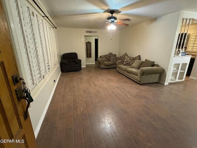 Foto del edificio - 8208 Dempsey Ave