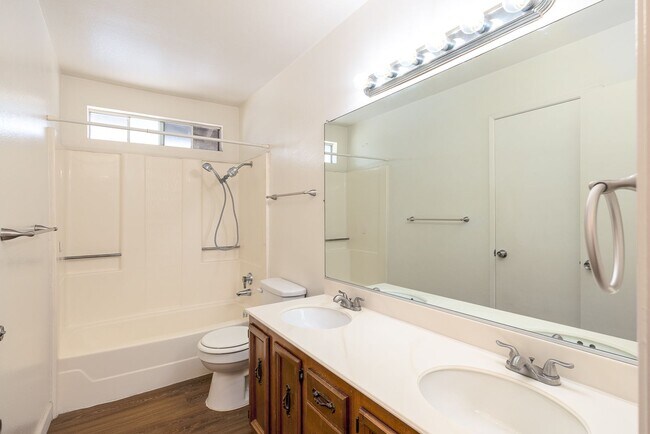 Foto del edificio - 2-Bedroom + 1 Bathroom Apartment | Dunes Place | Oxnard | Unfurnished