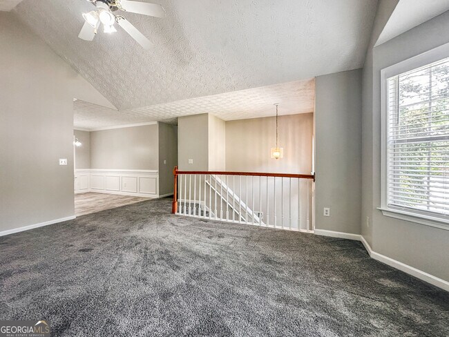 Building Photo - 335 Paradise Dr