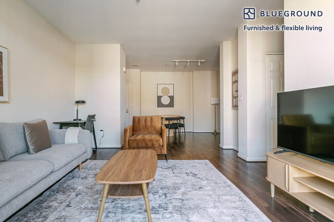 Building Photo - 1051 Commodore Dr