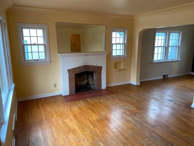 Building Photo - 528 N Sheridan Ave