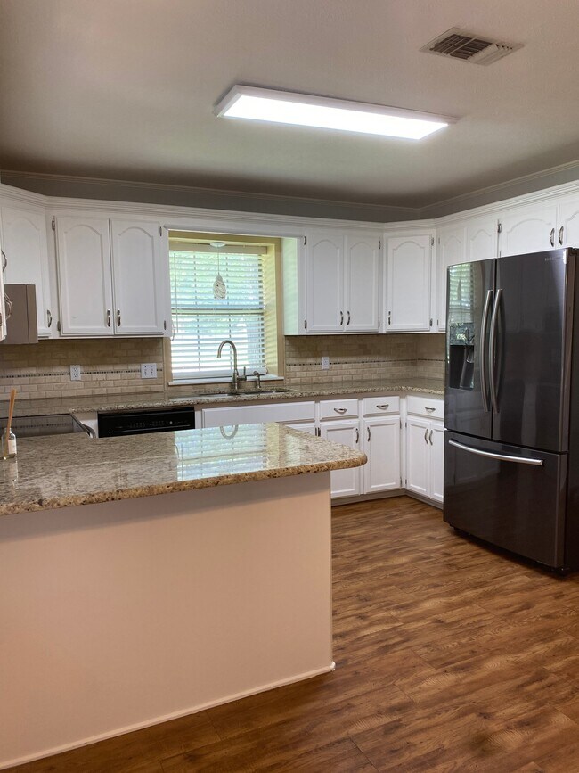 Building Photo - 5606 Cliffwood Dr