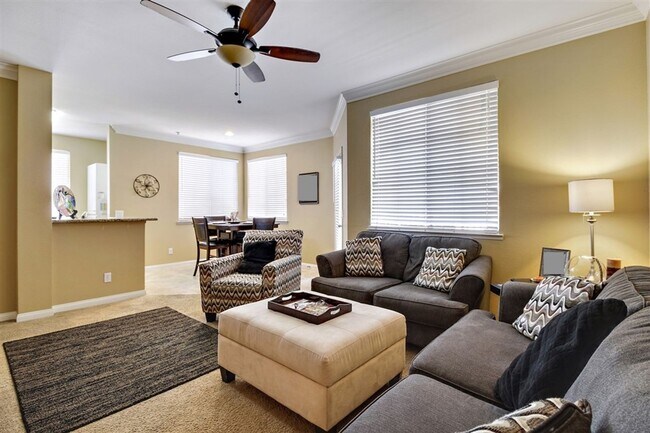 Foto del edificio - Spacious Top Floor Condo in Resort Style C...