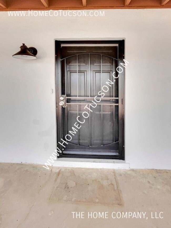 Building Photo - 833 W Jacinto Street Main house: Beautiful...